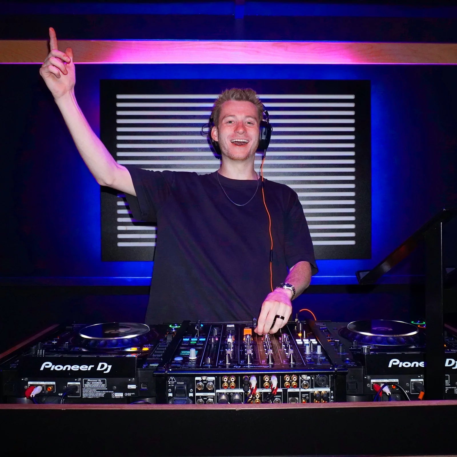 Aglet behind the decks